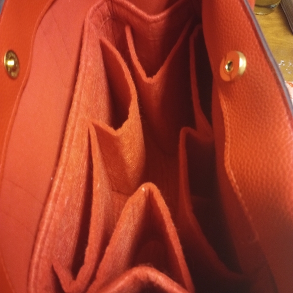 Elizabeth Arden Large Red Tote - Picture 4 of 7